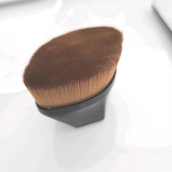 Shu uemura petal 55 foundation brush - Picture 2 of 5